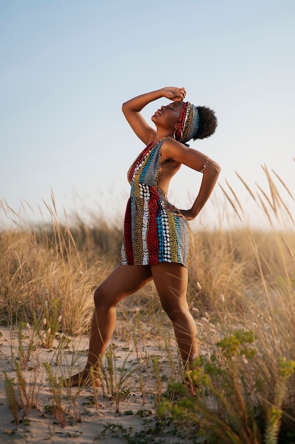 Foto mujer vistiendo ropa africana nativa en un ambiente árido