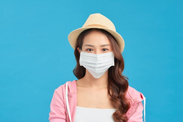 Mujer vistiendo ropa de moda de primavera y verano durante la cuarentena del brote de coronavirus.