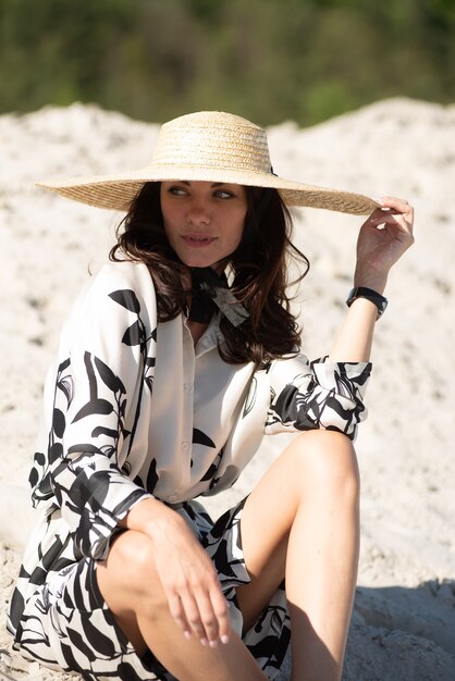 Mujer vistiendo ropa de verano al aire libre