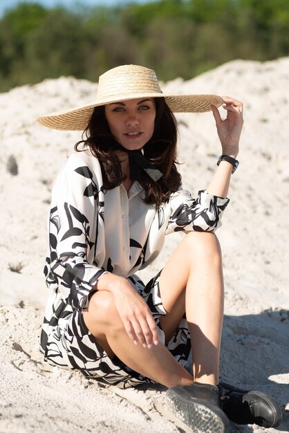 Mujer vistiendo ropa de verano al aire libre