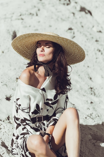 Mujer vistiendo ropa de verano al aire libre