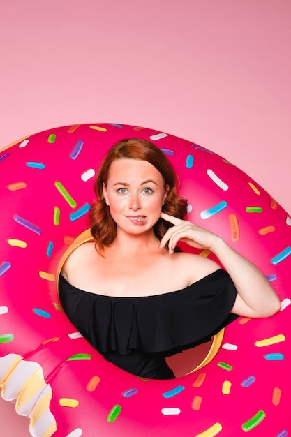 Mujer vistiendo un traje de baño con un anillo de natación inflable