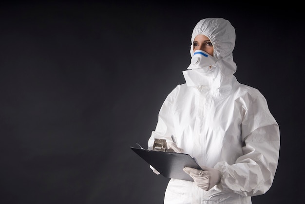 Mujer vistiendo un vestido protector para el virus covid o pandémico del ébola