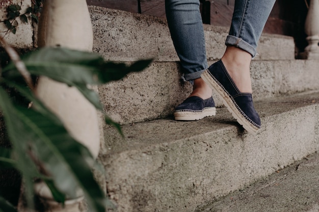 Mujer vistiendo zapatos y sandalias, modelando al aire libre