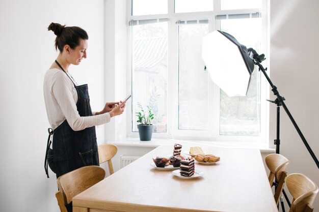 Mujer vlogger grabando video para canal de comida. Cooker shef grabando un video para vlog con un teléfono