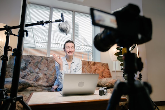 Mujer vlogger en línea en las redes sociales. Usar micrófono y cámara de video en casa
