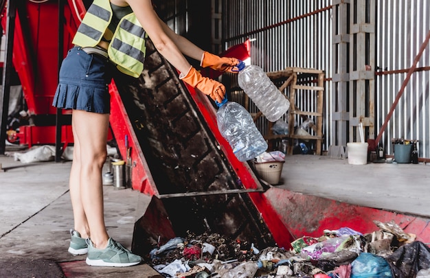 Mujer voluntaria clasificando basura en la moderna planta de reciclaje.