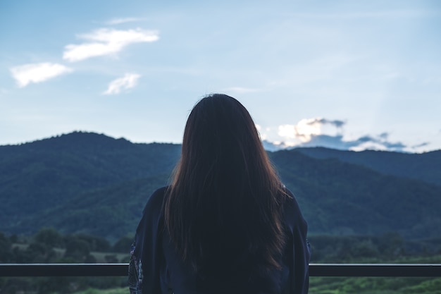 Mujer vuelta con la montaña