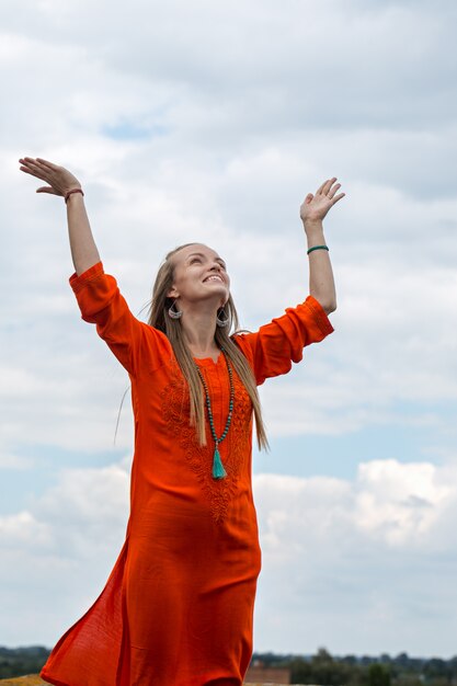 Mujer se vuelve hacia el cielo