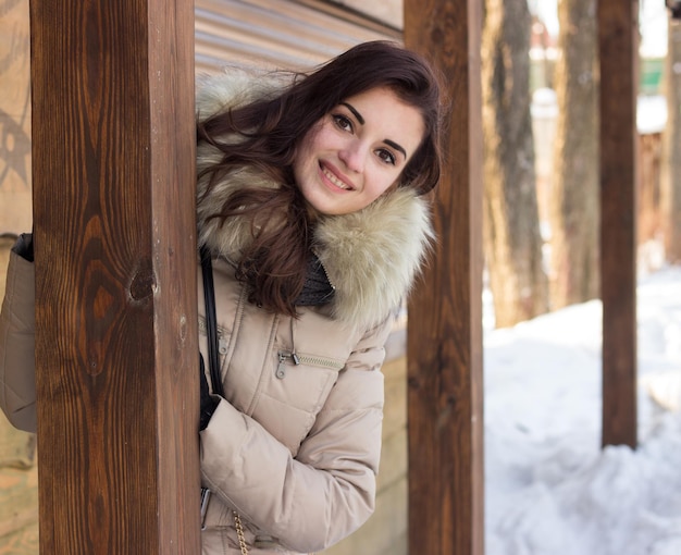 Mujer en Winter Park cerca de algunos edificios