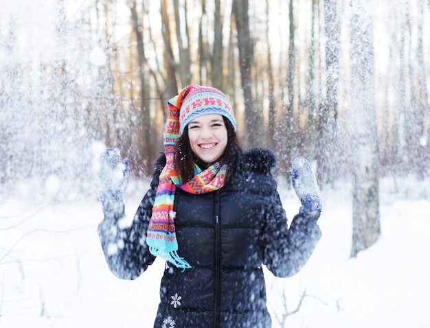 Mujer en Winter Park soplando nieve juguetonamente
