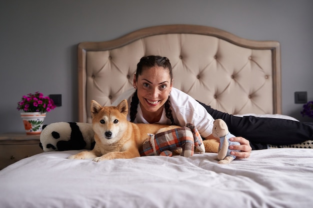 Mujer y su mascota mirandote