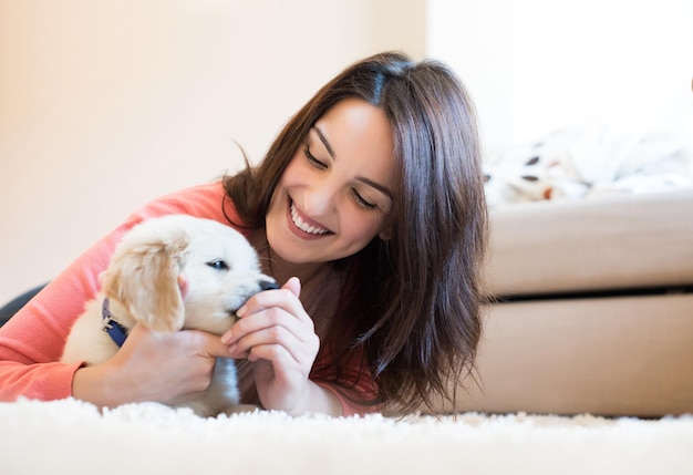 mujer, yacer piso, con, un, perrito