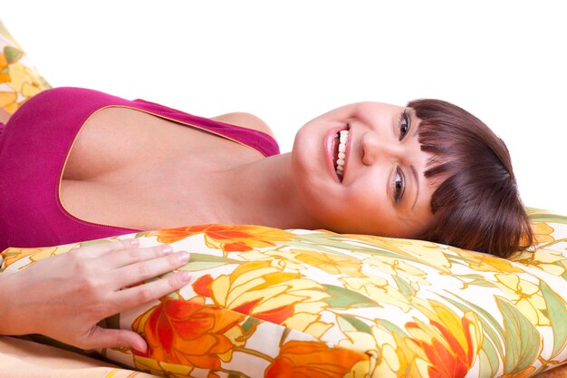 Foto mujer, yacía, en, almohada, y, sonrisa