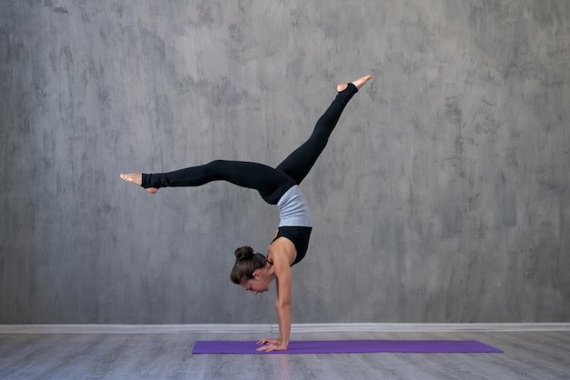 Mujer de yoga atractiva joven caucásica practicando yoga concepto de pie