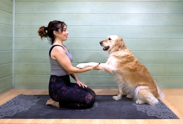 Mujer yoga interior perro