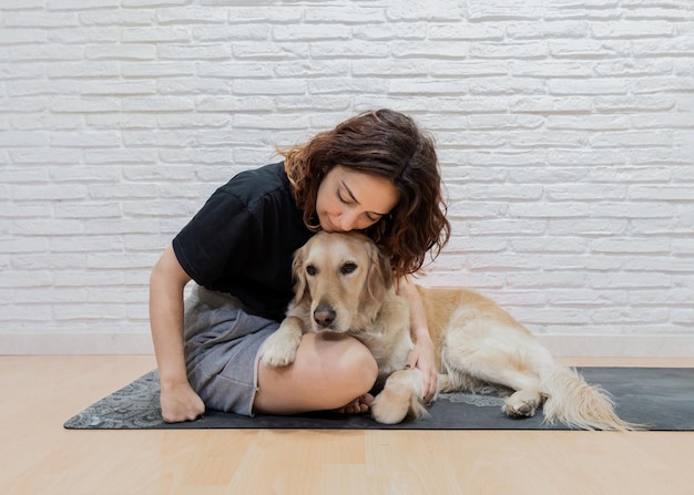 Mujer yoga interior perro