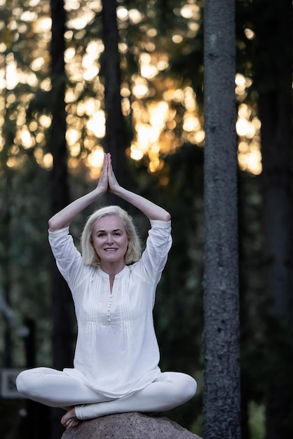Mujer Yoga - relajarse en la naturaleza Pilates fit