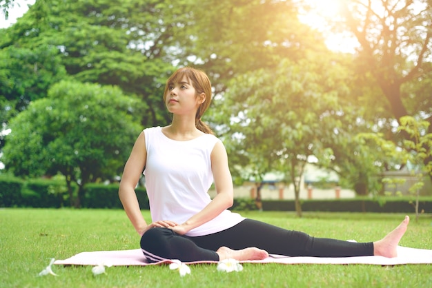 Mujer Yoga relajarse en la naturaleza. Salud y estilo de vida saludable.