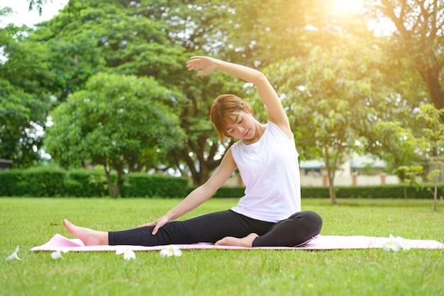 Mujer Yoga relajarse en la naturaleza. Salud y estilo de vida saludable.