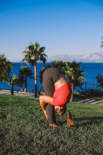 Mujer Yoga relajarse en la naturaleza