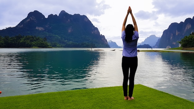 Mujer Yoga: relájate en la naturaleza.