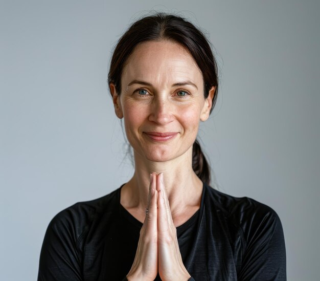 Una mujer de yoga serena en postura de meditación