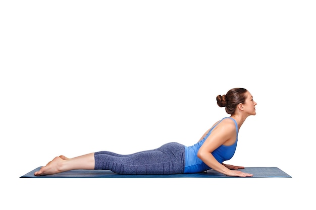 Foto una mujer yogini en forma deportiva practica el yoga asana bhujangasana