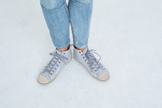 Mujer con zapatillas