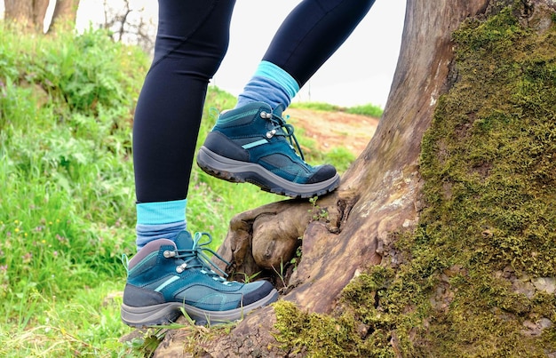 Mujer con zapatos al aire libre en el tema de escalada y senderismo en la naturaleza