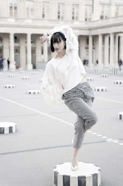 Mujer con zapatos de tacones altos en las piernas y pose en París, Francia.