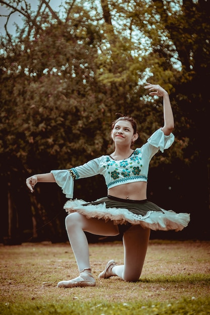 mujercita bailando ballet con su vestido en natur