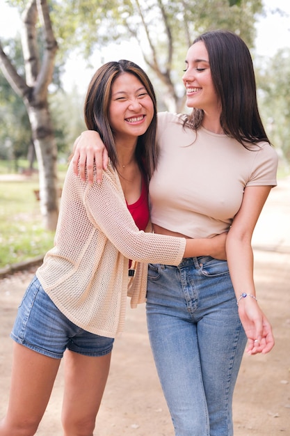 Mujeres abrazándose y riendo durante una cita