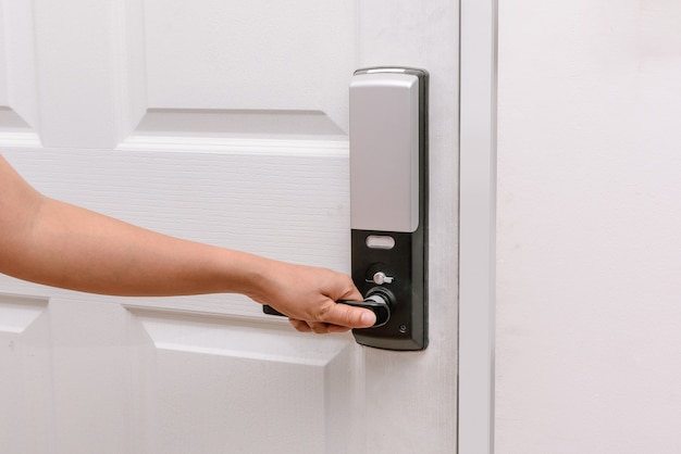 Foto las mujeres abren la puerta