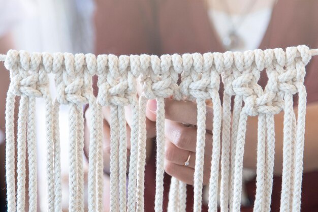 Mujeres aficionadas a tejer macrame hecho a mano