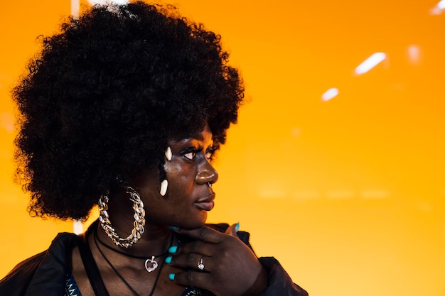 Mujeres africanas con cara de luz amarilla y cabello tradicional africano