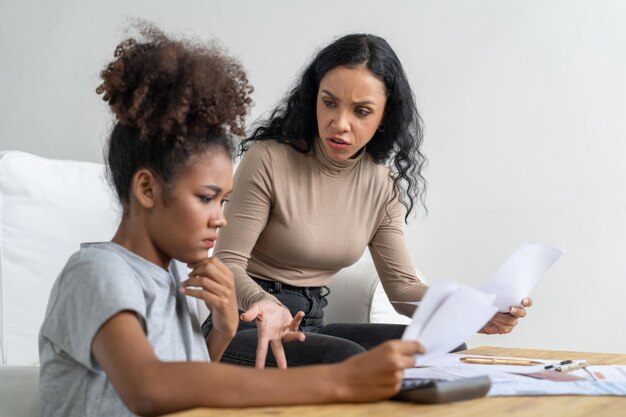 Foto las mujeres africanas estresadas tienen problemas financieros deuda de tarjeta de crédito para pagar crucial