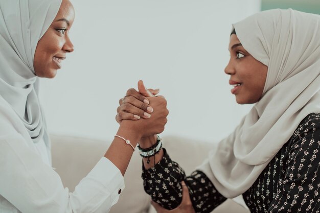 Las mujeres africanas luchan con los brazos concepto de conflicto, desacuerdo y confrontación usando ropa islámica tradicional de hiyab. Enfoque selectivo. foto de alta calidad