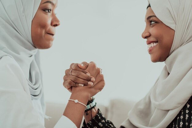 Las mujeres africanas luchan con los brazos concepto de conflicto, desacuerdo y confrontación usando ropa islámica tradicional de hiyab. Enfoque selectivo. foto de alta calidad