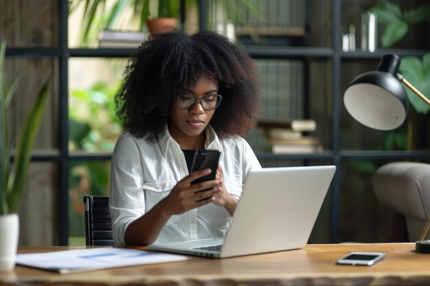 Mujeres africanas realizan múltiples tareas utilizando la tecnología en la oficina