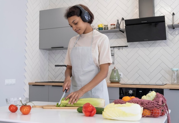 Las mujeres afroamericanas se divierten cocinando un desayuno sabroso y saludable en la cocina de casa