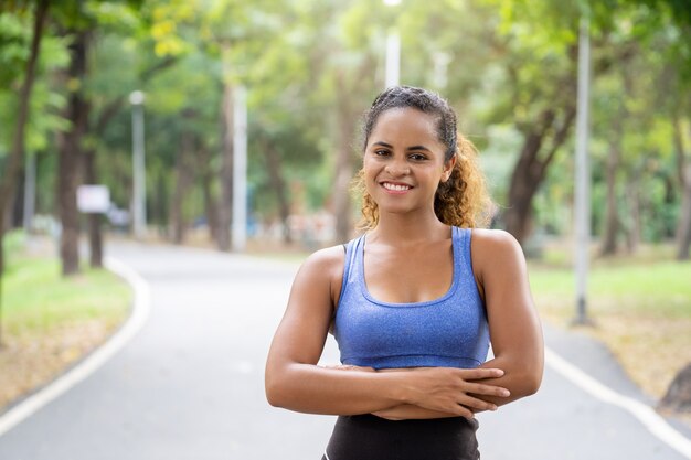 Las mujeres afroamericanas están de pie con sonrientes felices y hacen ejercicio en el parque para su salud