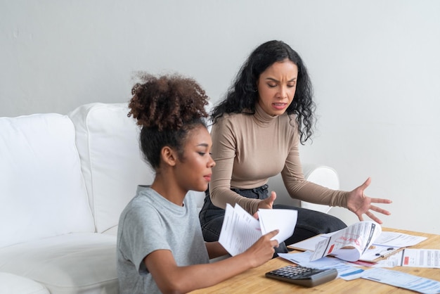 Las mujeres afroamericanas estresadas tienen problemas financieros con deudas de tarjetas de crédito para pagar el concepto crucial de show de mal dinero personal y crisis de gestión de pago de hipotecas