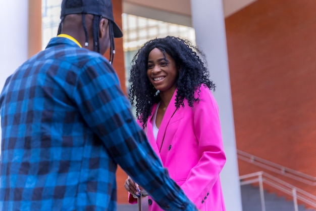 Mujeres afroamericanas jovenes que hablan en la ciudad