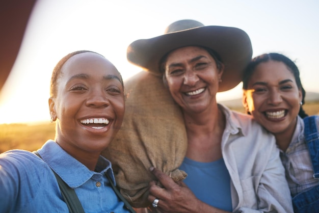 Mujeres agrícolas y grupales en selfie al aire libre con sonrisa en el campo o bolsa con memoria, cosecha y agricultura Trabajo en equipo femenino trabajo agrícola y fotografía en la naturaleza feliz y verano en las redes sociales