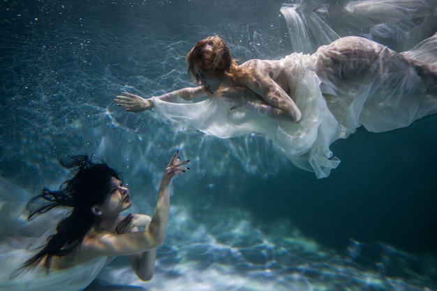 Mujeres bajo el agua