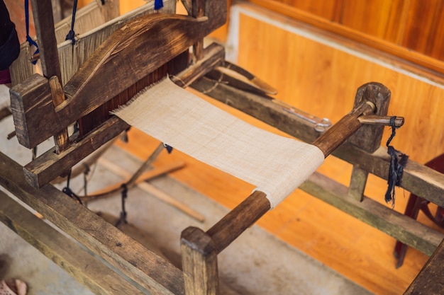 Las mujeres de la aldea ocupadas tejiendo sari de seda en telar manual