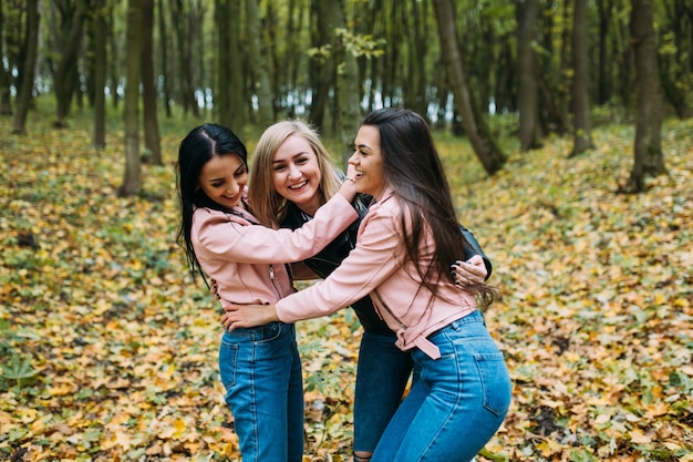 Mujeres alegres en el parque