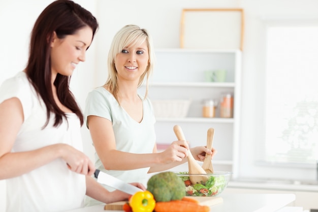 Mujeres alegres preparando la cena