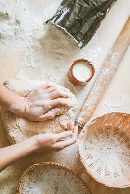 Las mujeres amasan la masa